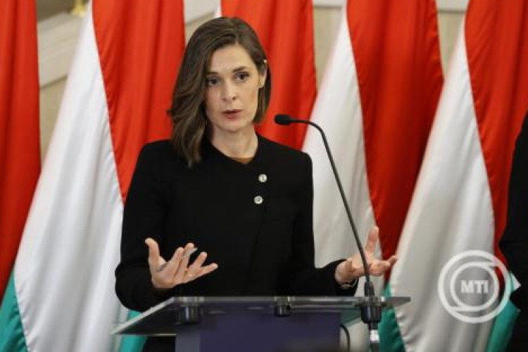 Kormányszóvivő: két részletben érkezik az iskolakezdési támogatás, nem kell igényelni