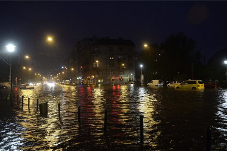 Brutális eső a fővárosban – folyamatosan dolgoztak a tűzoltók - FOTÓK