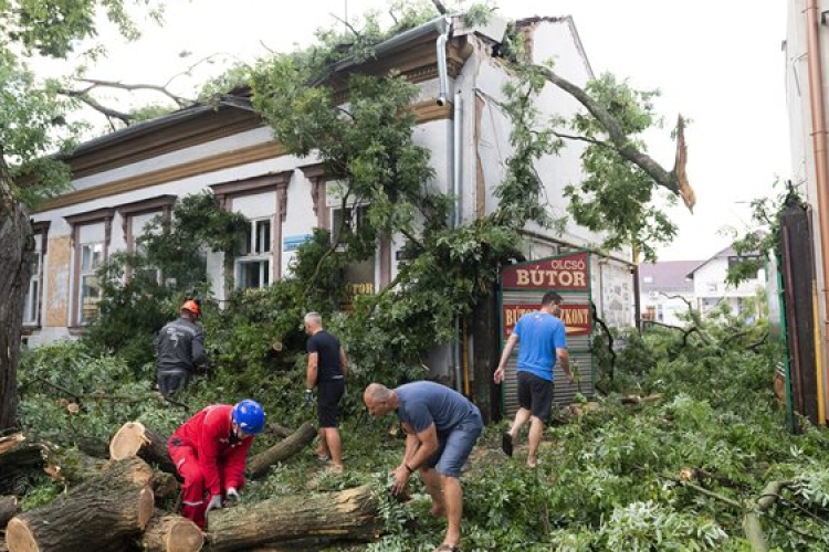 Csaknem 200 helyszínre vonultak a tűzoltók