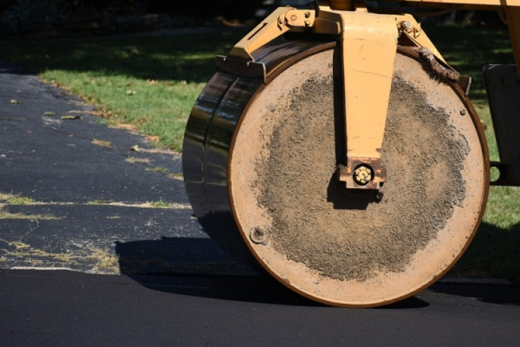 Idén 1,1 milliárdból újulhatnak meg falusi utak