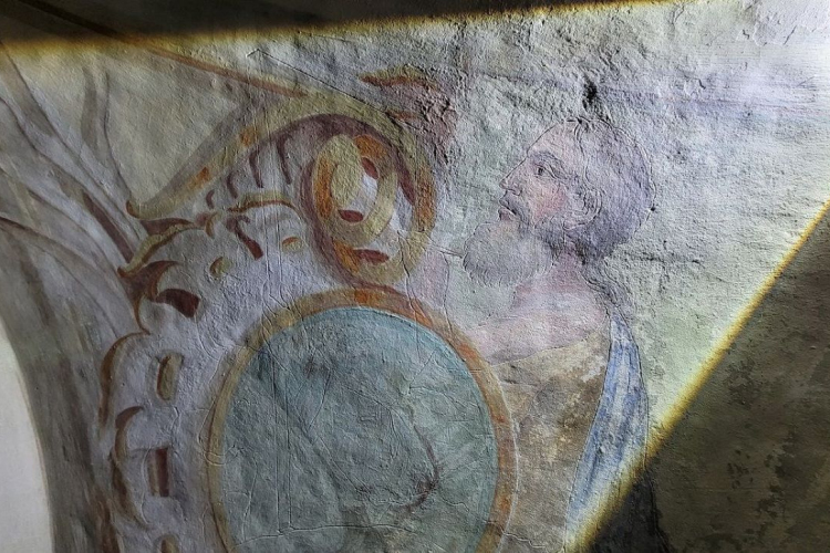 Tizenkilencedik századi falfestményekre bukkantak a veszprémi várnegyed kanonoki épületeiben