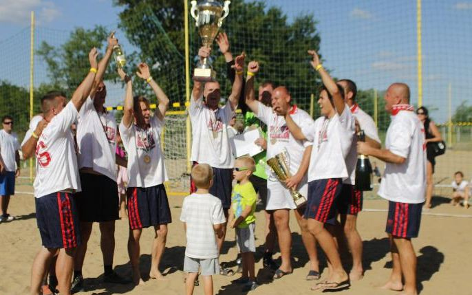 Három hétvége, több mint kétszáz mérkőzés, egy nyertes – a paksi tűzoltók nyerték az országos strandfocit